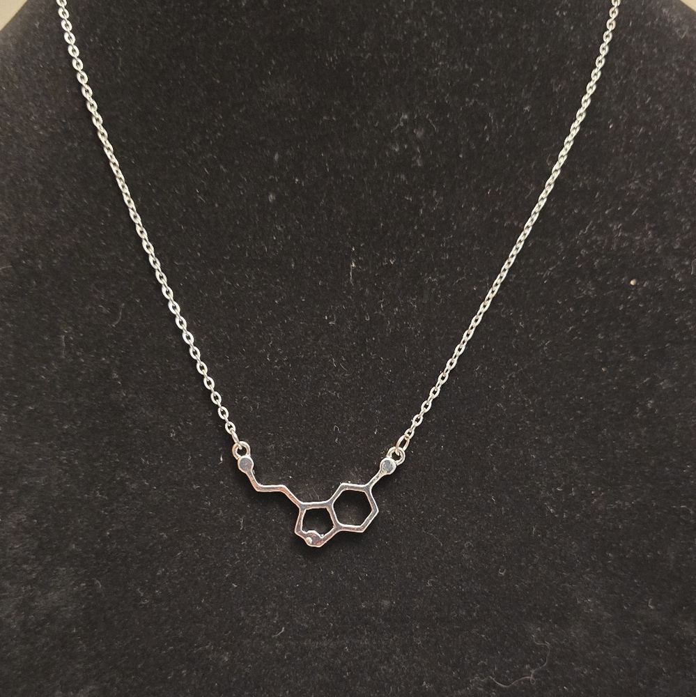 Chic Silver Molecular Design Necklace
